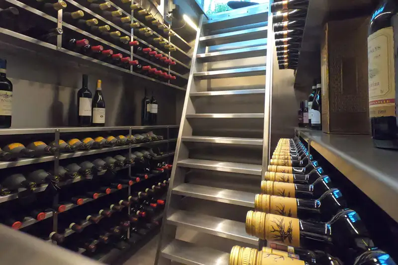 foto dall'interno di una cantinetta vino Vinorage